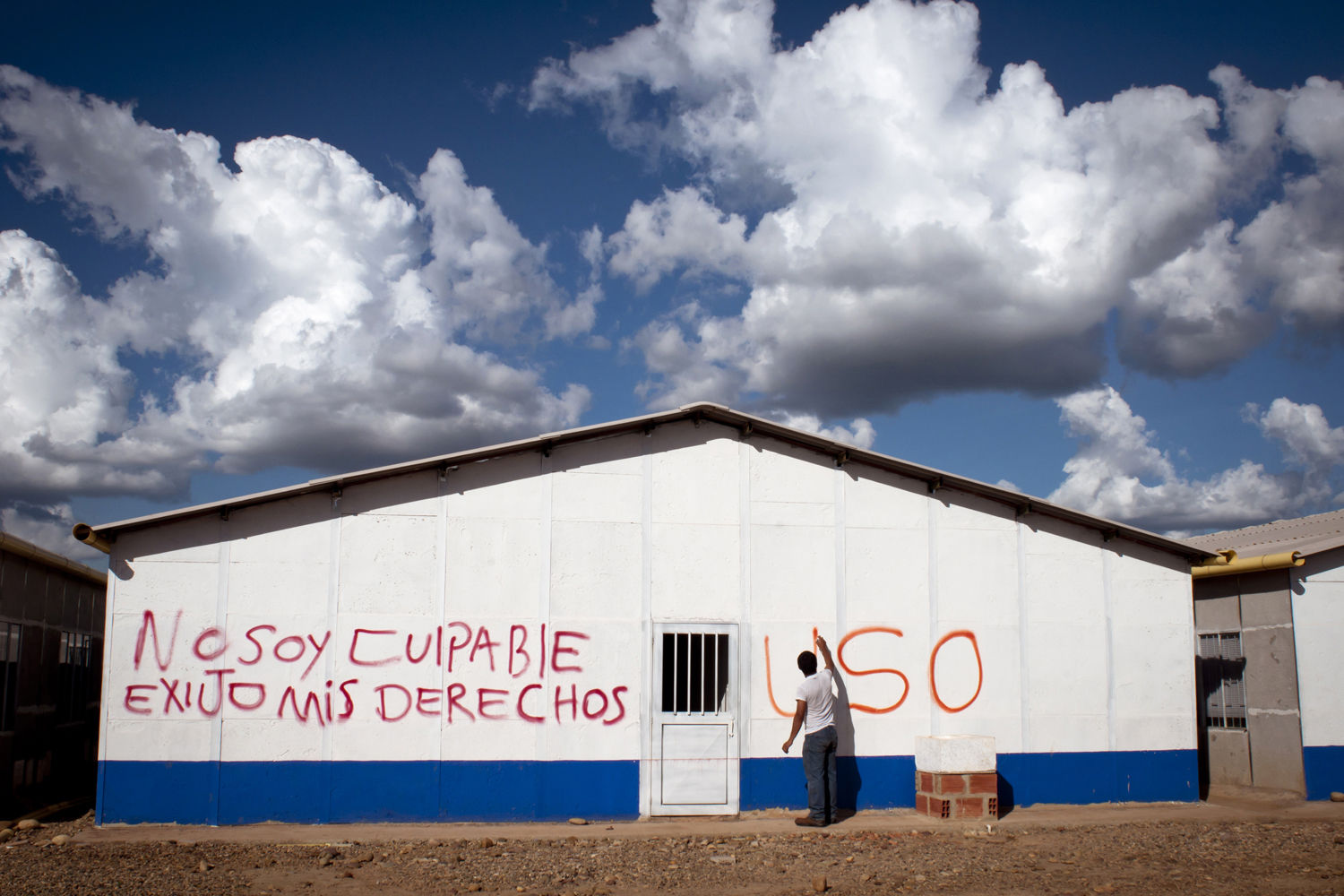 9 octobre 2012. 
Un travailleur en grève écrit sur le mur de l’une des baraques du campement occupé : « Je ne suis pas coupable. J’exige mes droits ».
