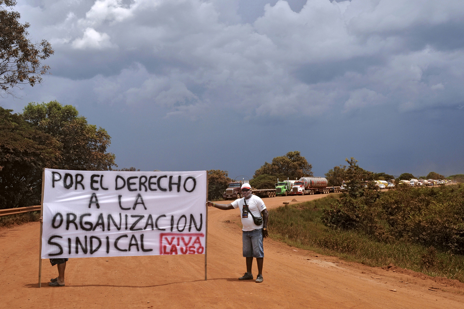 5 octobre 2012. Milton Rivas Parra tient une banderole lors d’une marche à Puerto Gaitán, dans la principale ville de la région. La banderole dit : « Pour le droit à l’organisation syndicale. Vive la USO ». Deux mois plus tard, l’ouvrier syndiqué est assassiné.