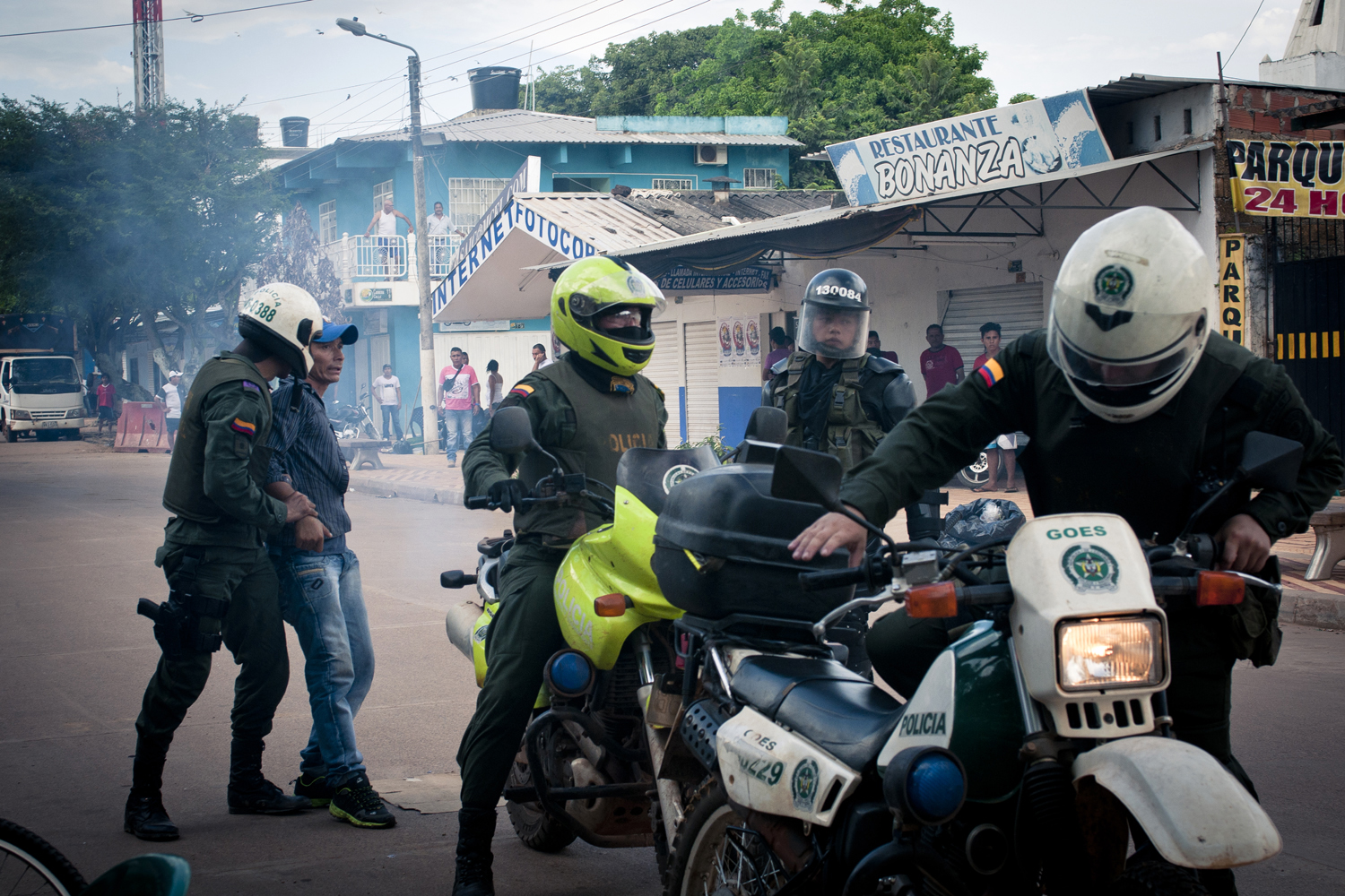 4 octobre 2012. Tentative d’arrestation d’un travailleur en grève.