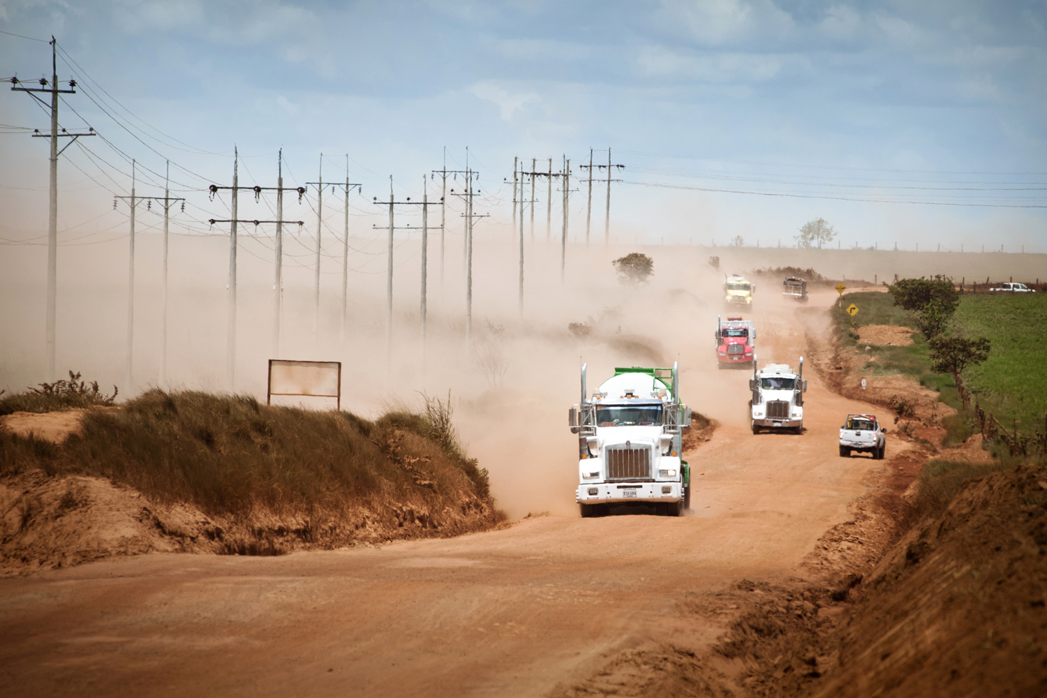 Plus de 1500 camions-citernes empruntent au quotidien cette piste de terre depuis les champs pétrolifères du Meta pour rejoindre les routes vers les ports d’exportation.