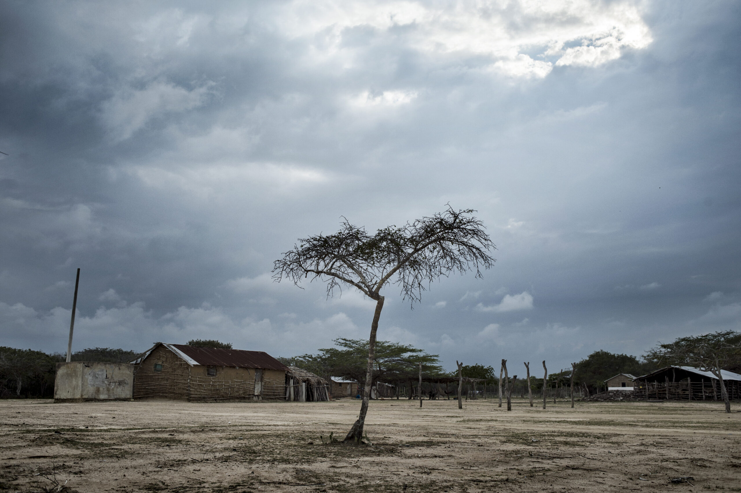 Entrée d’une rancheria Wayuu. La communauté Wayuu est aujourd’hui une des dernières sociétés matriarcales au monde. Habitant la région semi-désertique de la Guajira, à l'extrème nord de la Colombie, ce peuple amérindien est l’un des rares peuples à ne pas avoir été conquis par les espagnols et à avoir maintenu une certaine indépendance depuis. Novembre 2014