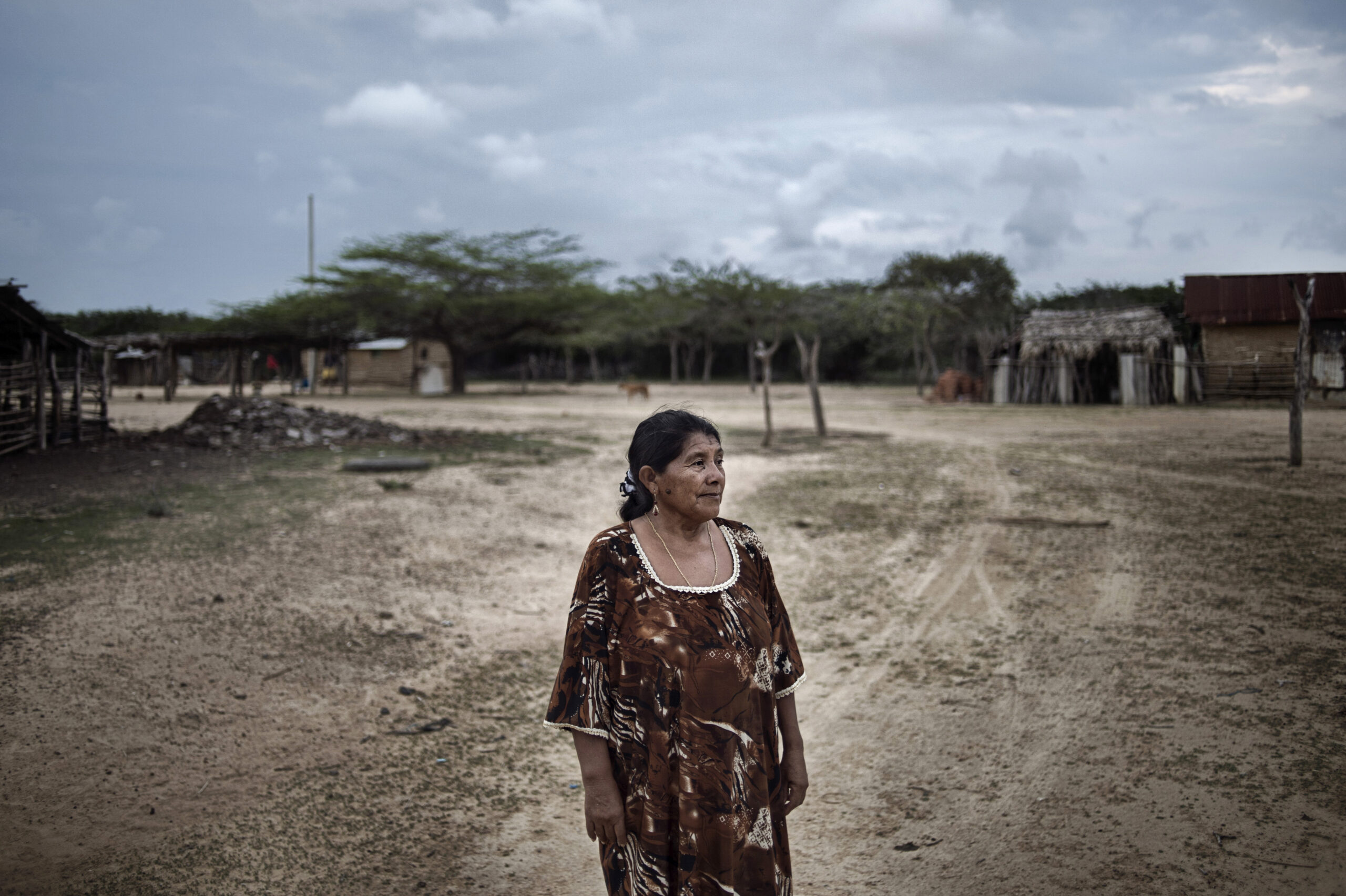 Orphelia Epiayu Tocorama, 57 ans, pose à l’entrée de la rancheria de son clan. La communauté Wayuu est une des dernières sociétés matriarcales au monde. Habitant la région semi-désertique de la Guajira, à l'extrème nord de la Colombie, ce peuple amérindien est l’un des rares peuples à ne pas avoir été conquis par les espagnols et à avoir maintenu une certaine indépendance depuis. La Guajira, Colombie, Novembre 2014