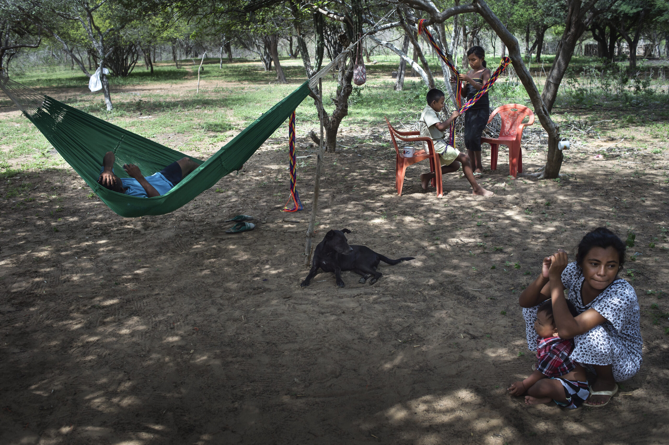 La vie dans la rancheria Wayuu est rythmée par les activités domestiques. La chaleur est telle qu’en général 
l’après-midi est réservé au repos ou à des tâches moins physiques, telle que le tissage qui se développe de plus en plus pour contrebalancer l’économie avant basée essentiellement sur l’élevage. 
La Guajira, Colombie, Novembre 2014