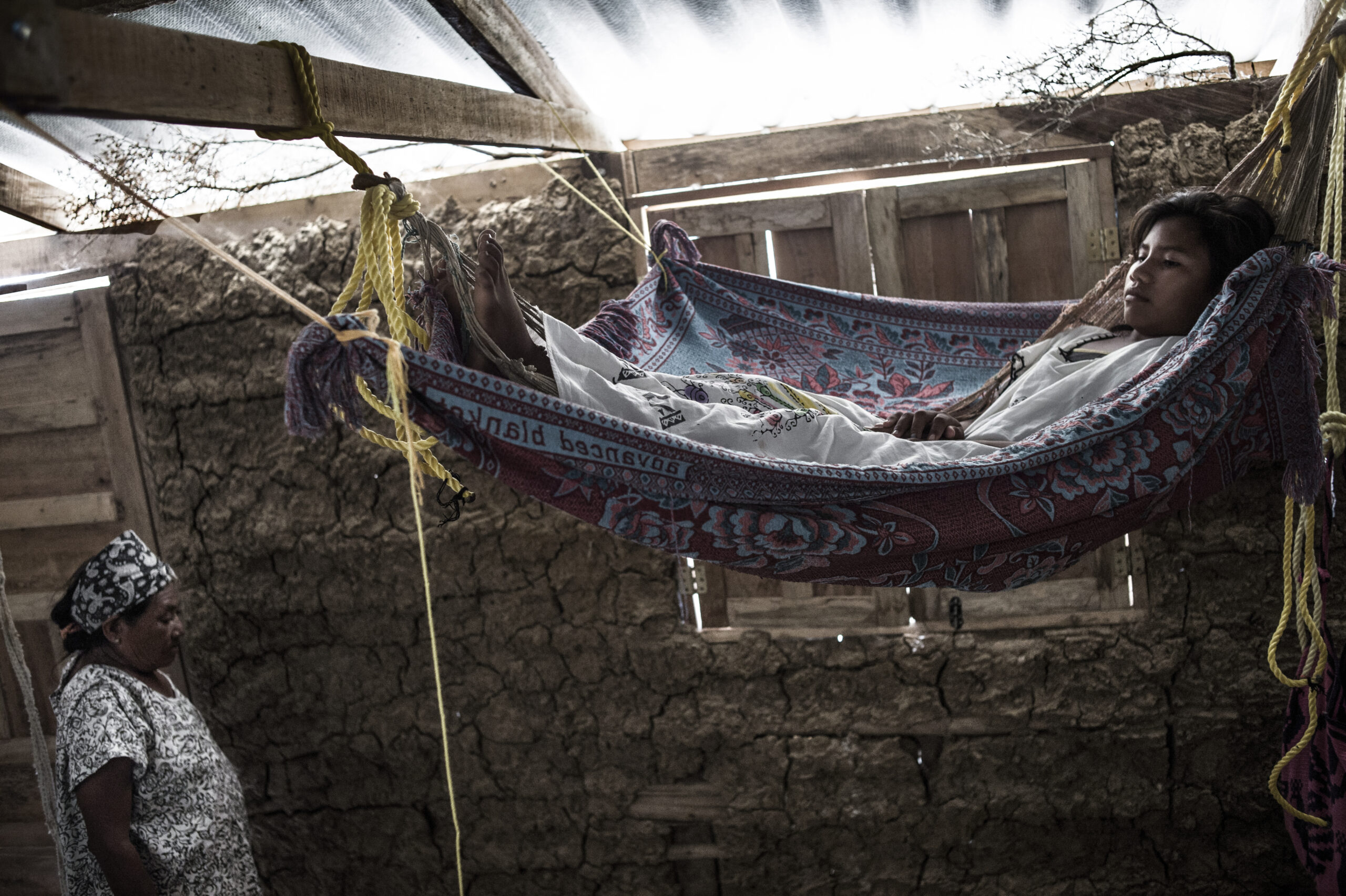 Le passage à l'âge adulte chez les jeunes filles se fait par un rituel, appelé « encierro », qui signifie "rite de l'enfermement". 
Alors qu'elle a ses premières menstruations, la jeune fille doit vivre recluse dans une pièce pendant une période allant de quelques jours à quelques mois suivant les familles. Les jeunes garçons, en revanche, ne sont soumis à aucun rite de passage. La Guajira, Colombie, Novembre 2014