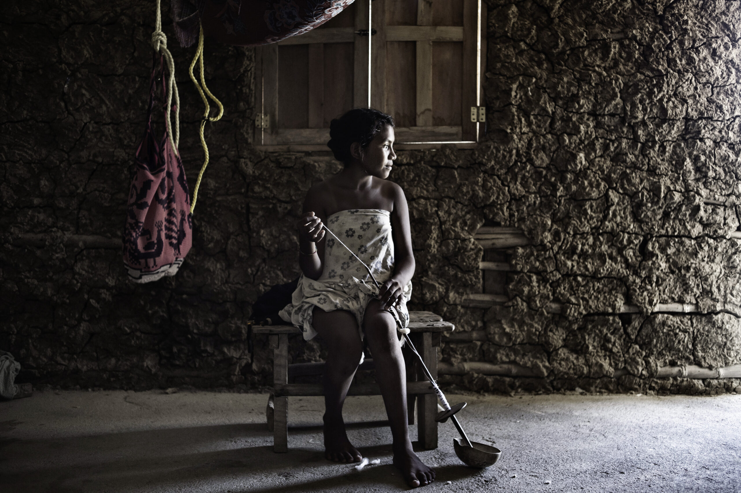 Pendant l'"encierro", leur période d'enfermement, les jeunes filles apprennent l'art de tisser, à tenir un foyer et à se comporter comme des femmes selon la culture Wayuu. La Guajira, Colombie, Novembre 2014