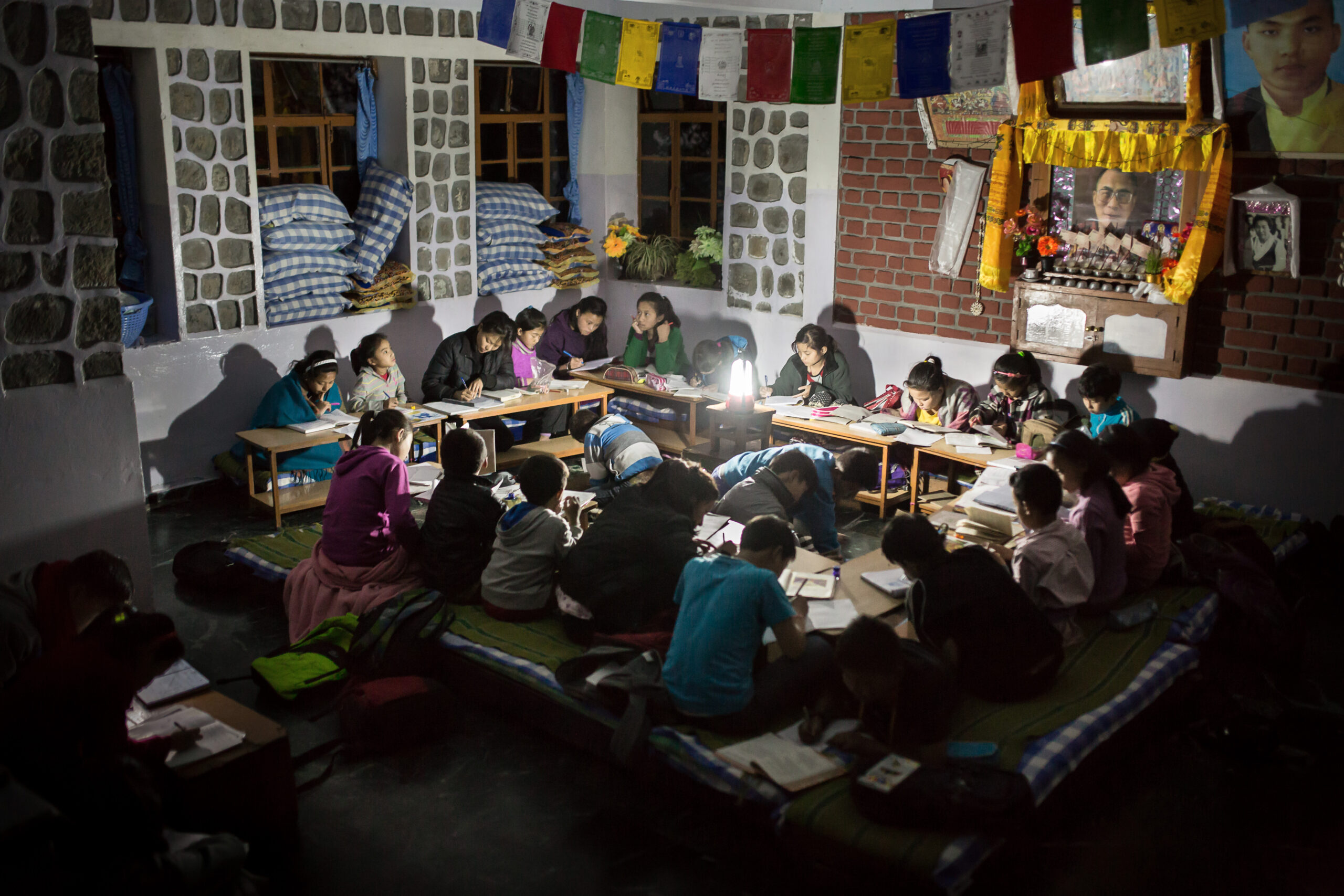 Les pannes d'électricité sont fréquentes en Inde, en particulier dans les zones isolées. Les élèves du TCV y sont habitués et font leurs devoirs sous une lampe à piles.  Le Tibetan Children's Village à Dharamsala, en Inde, accueille les enfants tibétains qui ont fui l'occupation chinoise.   //   Electricity problems are frequent in India, especially in isolated areas as Dharamsala. The TCV childrens are used to it and do their homework with a battery light. The Tibetan Children's Village, in Dharamsala (India), welcomes tibetan children who ran away from the chinese occupation.