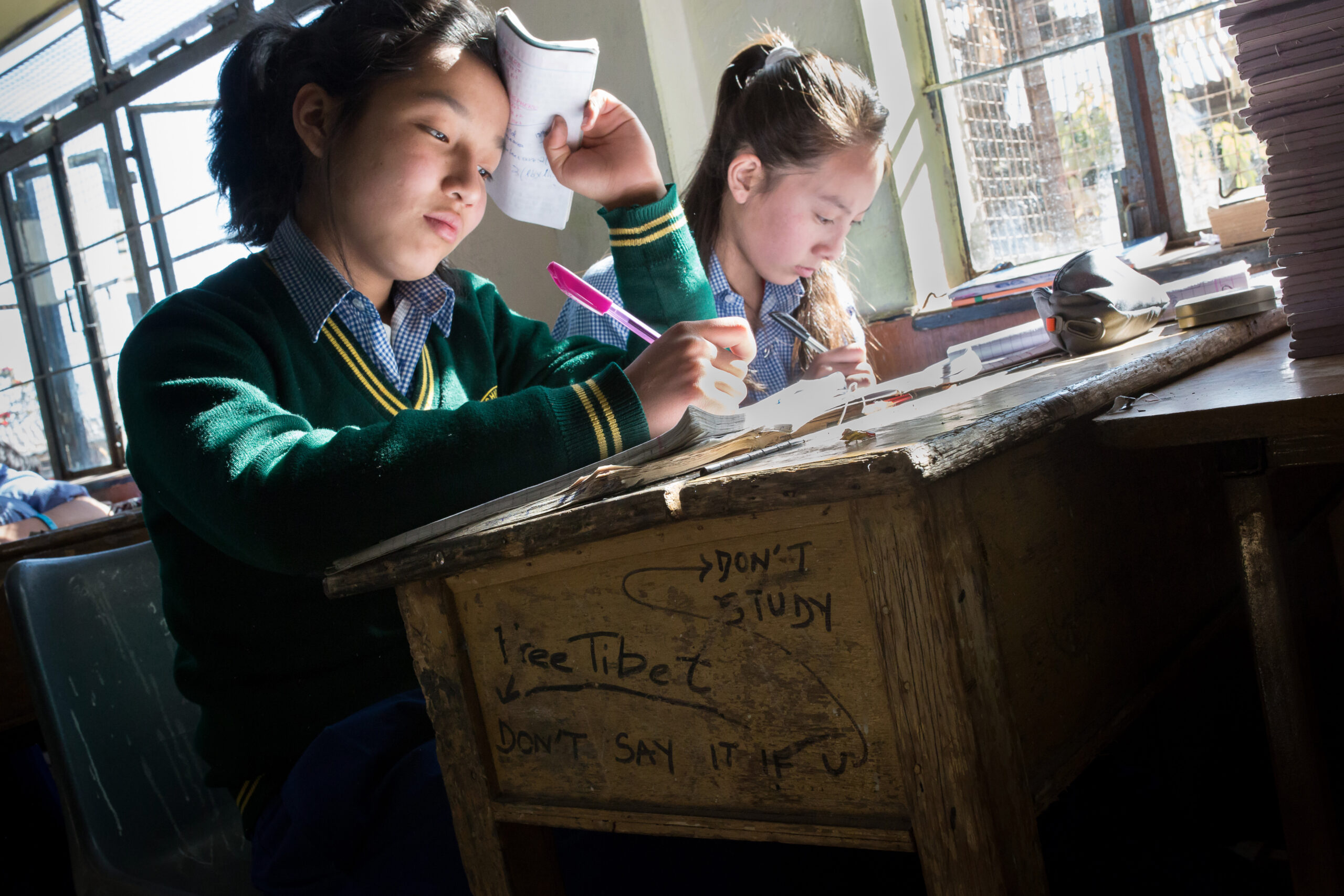 L'objectif du TCV est de préserver la culture et la langue tibétaine. Fondé en 1960 par le dalai-lama, quelques mois après sa fuite du Tibet et son arrivée à Dharamasala, il est essentiel à la communauté tibétaine locale. Le Tibetan Children's Village à Dharamsala, en Inde, accueille les enfants tibétains qui ont fui l'occupation chinoise.   //   The TCV's goal is to preserve the Tibetan language and culture. Founded in 1960 by the Dalai-lama, only a few months after his arrival in Dharamsala, the TCV is an essential part of the local Tibetan community. The Tibetan Children's Village, in Dharamsala (India), welcomes tibetan children who ran away from the chinese occupation.