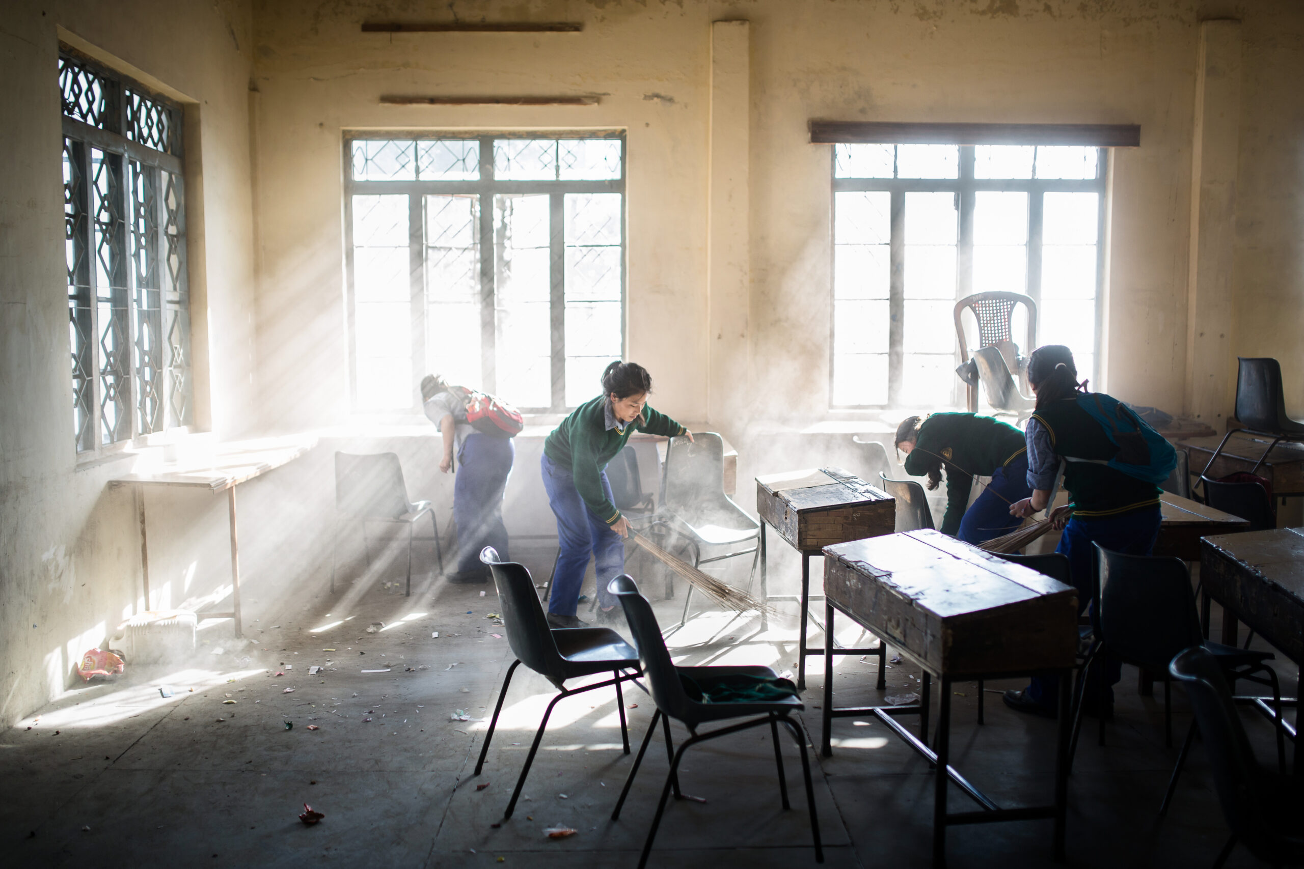 A la fin des cours, vers 16h, les élèves nettoient entièrement la salle de classe. Le reste de la journée est consacré à la prière, aux tâches ménagères, à un peu de détente et surtout aux devoirs. Le Tibetan Children's Village à Dharamsala, en Inde, accueille les enfants tibétains qui ont fui l'occupation chinoise.   //   It's 4:00 pm, the schoolday is over : the pupils clean the classroom. The rest of the day will be dedicated to praying, house cleaning, having a bit of fun and doing homework. The Tibetan Children's Village, in Dharamsala (India), welcomes tibetan children who ran away from the chinese occupation.