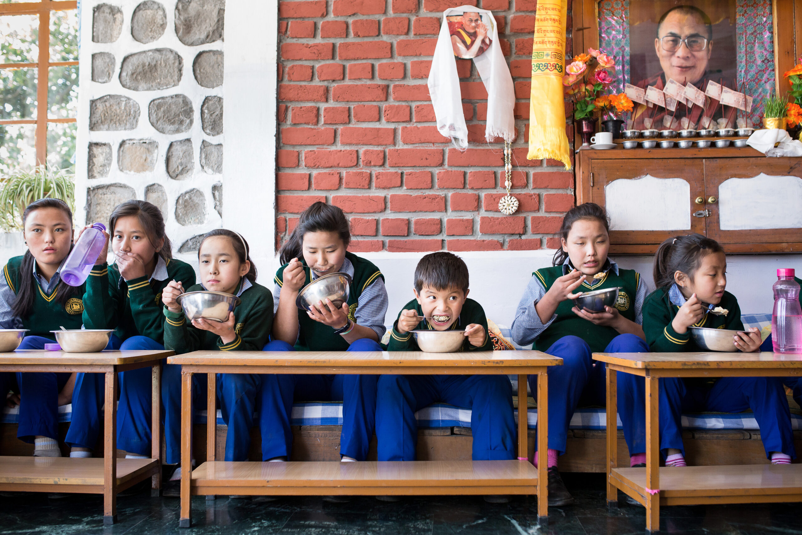 Les enfants sont rassemblés dans des "homes", par groupe de quarante environ. Il y a 42 homes au total, chacun d'entre eux est sous l'autorité d'une "amala", une mère, qui veille sur les enfants comme sur une famille. Le Tibetan Children's Village à Dharamsala, en Inde, accueille les enfants tibétains qui ont fui l'occupation chinoise.   ///   Around 40 children live in each of the 42 houses, called "homes". Each home is ruled by an "amala", a mother, who takes care of the children. The Tibetan Children's Village, in Dharamsala (India), welcomes tibetan children who ran away from the chinese occupation.