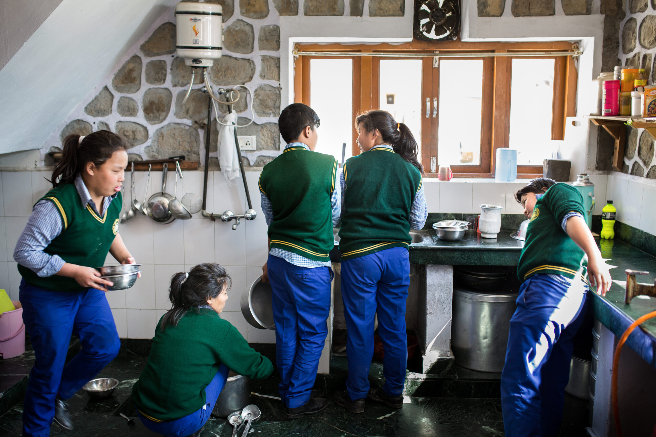 Cuisine, lessive, nettoyage, vaisselle : toutes les tâches ménagères sont effectuées par les enfants à tour de rôle et selon leur âge. Le Tibetan Children's Village à Dharamsala, en Inde, accueille les enfants tibétains qui ont fui l'occupation chinoise.  //   Cooking, washing, cleaning : all the households chores are done by the children. They all contribute proportionally to their age. The Tibetan Children's Village, in Dharamsala (India), welcomes tibetan children who ran away from the chinese occupation.