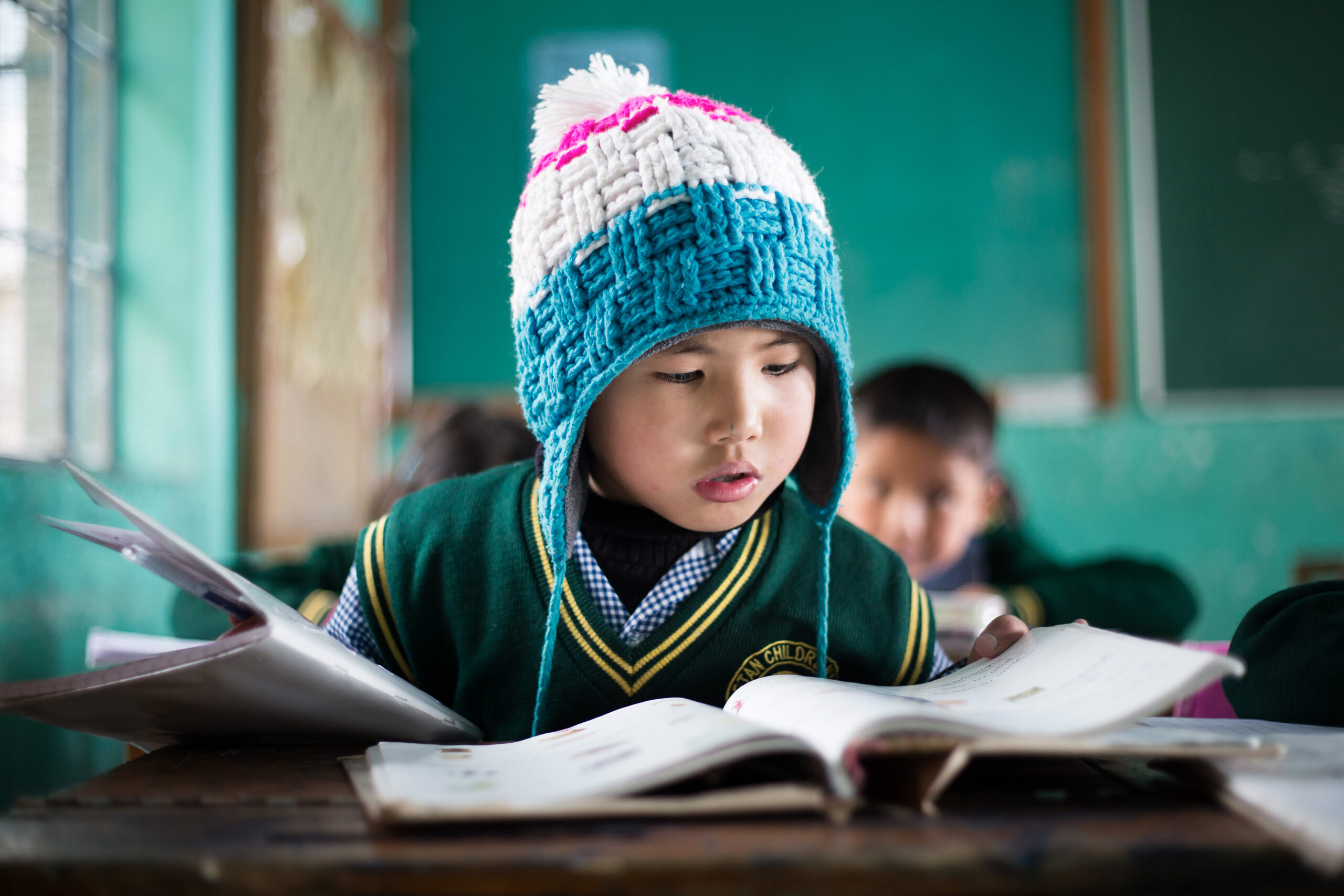 Les enfants apprennent en priorité le tibétain, mais l'hindi et l'anglais sont très vite intégrés au programme. Le Tibetan Children's Village à Dharamsala, en Inde, accueille les enfants tibétains qui ont fui l'occupation chinoise.   //   Tibetan is the children's mothertongue, but they learn Hindi very soon, and then English. The Tibetan Children's Village, in Dharamsala (India), welcomes tibetan children who ran away from the chinese occupation.