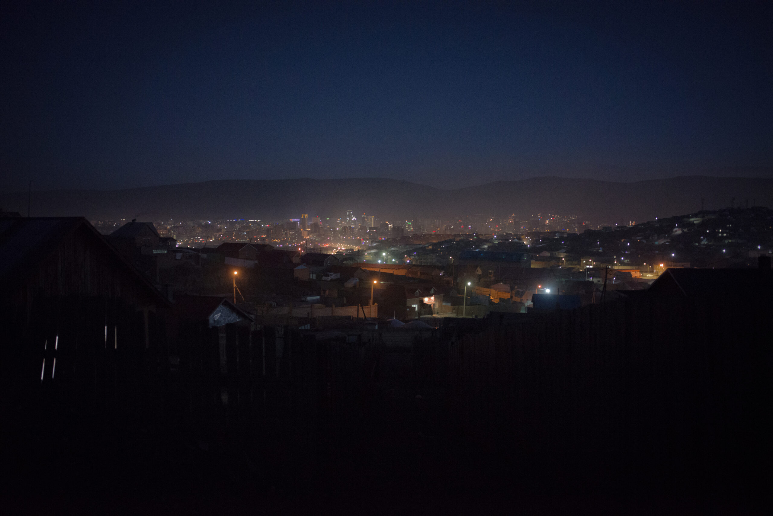 Ulanbaataar la ville phare de Mongolie, et les lumières de sa nouvelle richesse, vue depuis la banlieue.