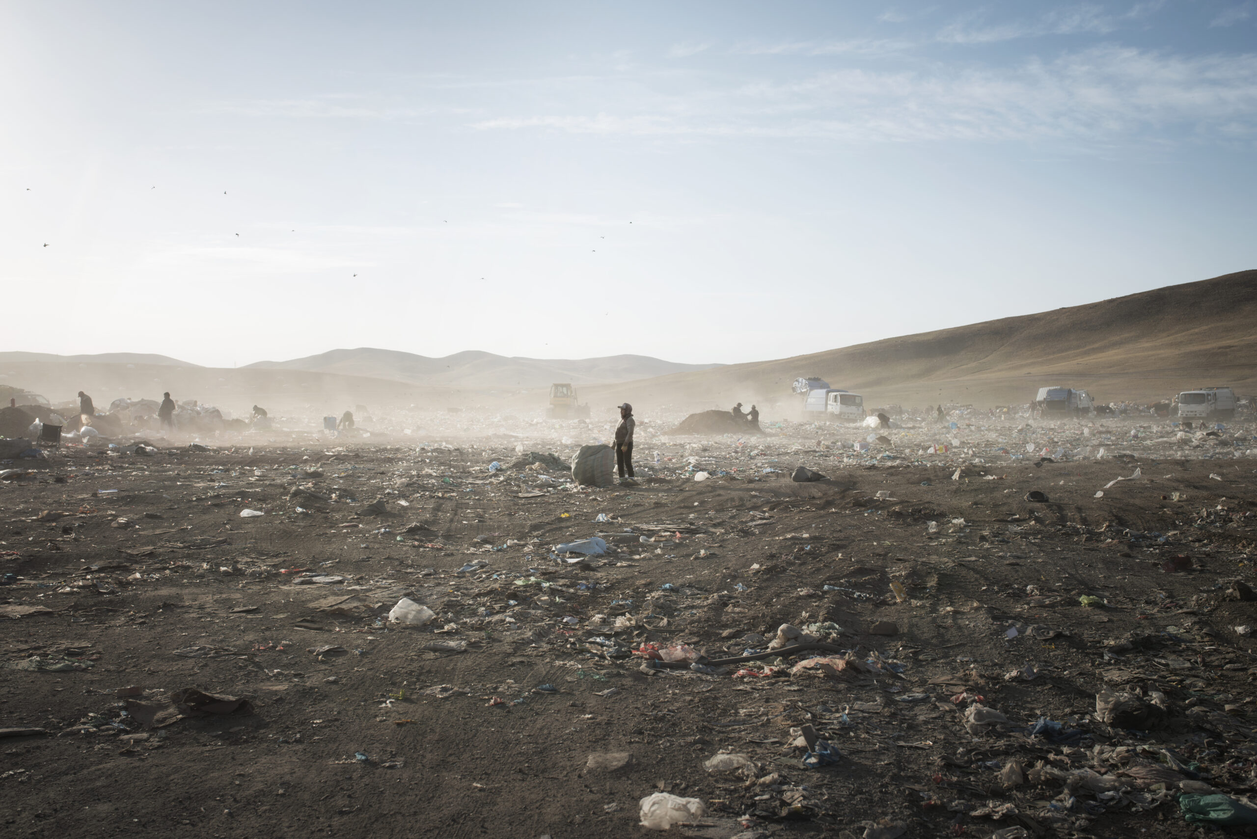 À la pollution catastrophique de l'air avec le charbon s'ajoute celle de l'eau, contaminée par les décharges qui s'improvisent un peu partout et où nombreux sont ceux qui, sans emplois, viennent ramasser les déchets.