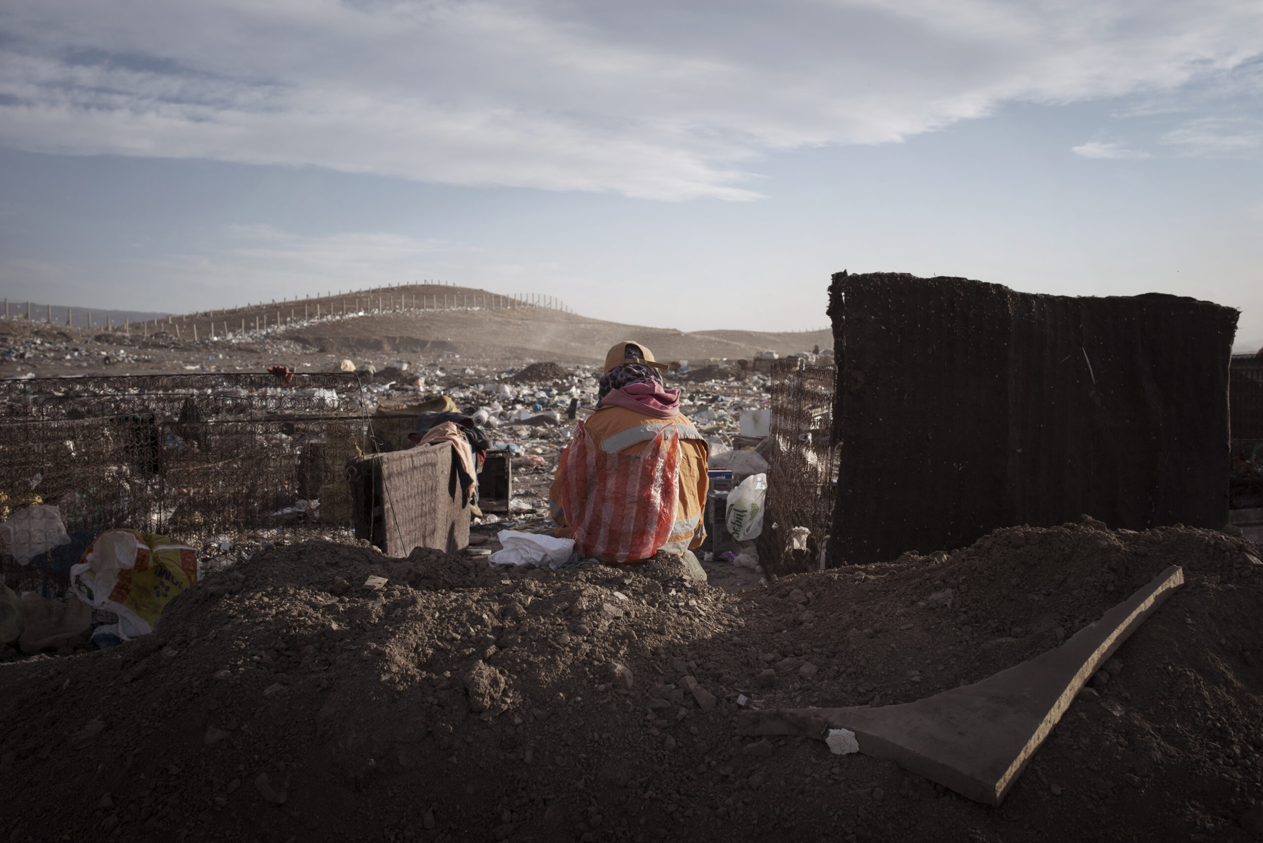 Alors que dans un décor apocalyptique des silhouettes fouillent la décharge, d'autres patientent près de leur butin l'arrivée en 4x4 du client.