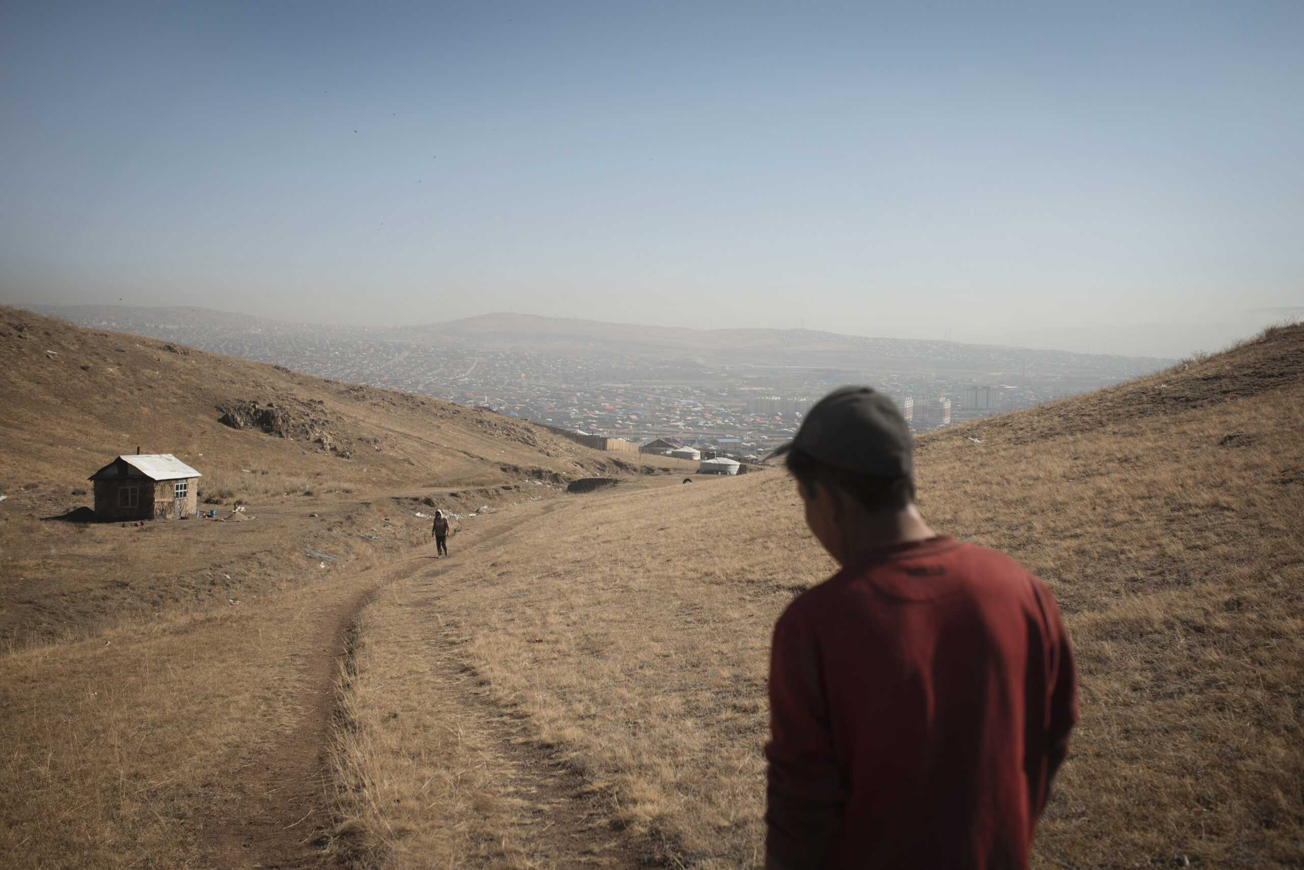 Erden Ochir vient de la campagne, mais comme beaucoup, il est venu tenter sa chance en ville dans l'espoir d'une vie meilleure. Ce soir, il revient de la décharge où il ramasse des déchets pour les revendre. La banlieue d'Ulanbaataar où il habite avec sa famille, principalement faîte de yourtes, s'étale devant ses yeux.