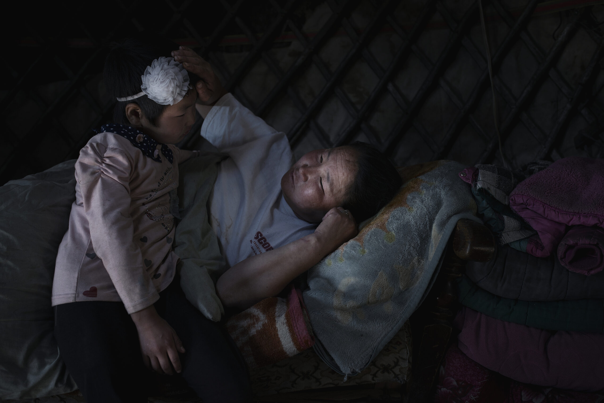 La femme d'Erden Ochir, professeure de physique auparavant, souffre d'un problème neurologique qui la cloue au lit toute la journée. Son état oblige son mari, et deux des ces enfants, à se rendre à la décharge pour y gagner un peu d'argent et subsister.
