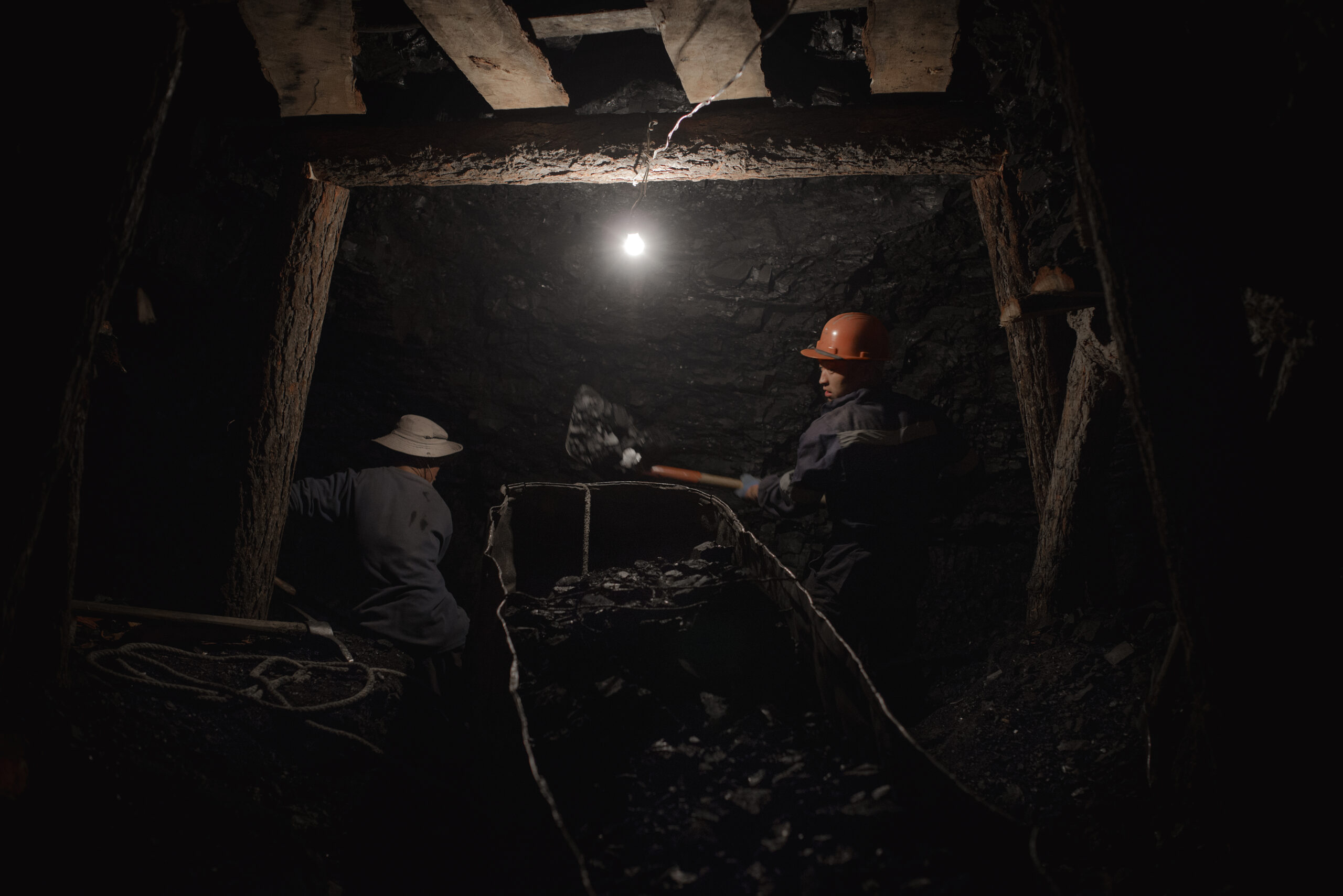 Des mineurs, au bout de 200m d'obscurs couloirs, continuent de piocher et d'extraire le charbon de la mine, bien que cela soit interdit, puisque la mine a officiellement fermé à la chute de l'URSS.