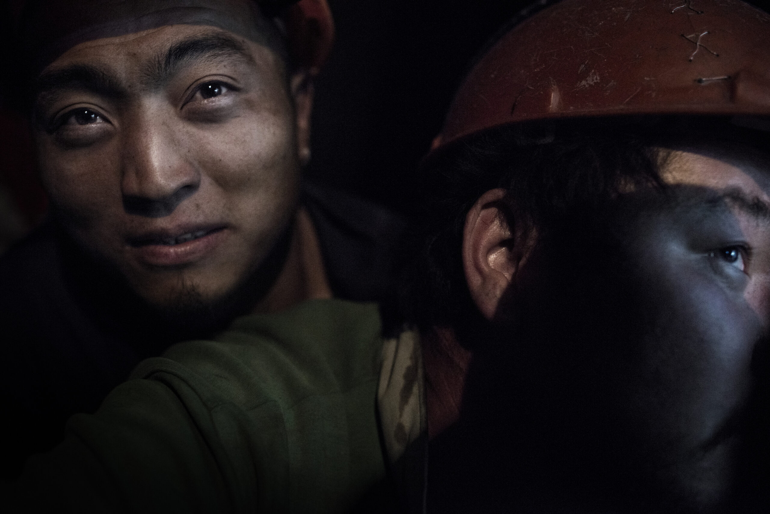 Des mineurs, lors de la remontée du charbon, s'empilent sur le tas et se laissent porter jusqu'à la surface.